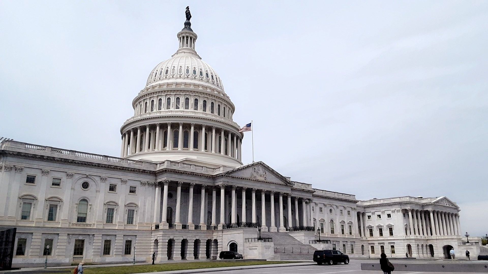 US Congress with a grey sky in the background